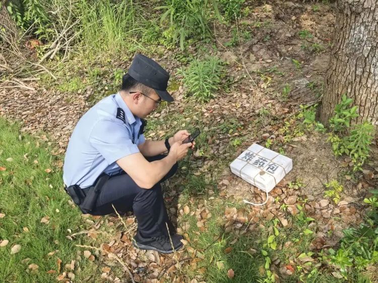 一小区草丛有“炸药包”?芜湖民警紧急奔赴现场,结果虚惊一场 一小区草丛有“炸药包”?芜湖民警紧急奔赴现场,结果虚惊一场