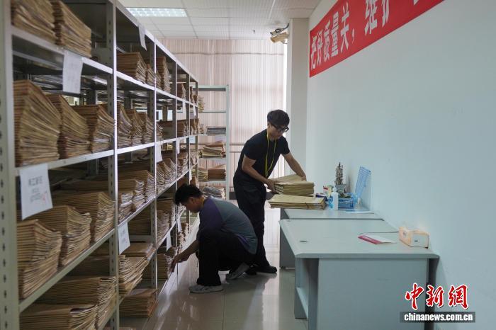 近126万份高考试卷怎样打分?记者探访重庆高考评卷场 近126万份高考试卷怎样打分?记者探访重庆高考评卷场