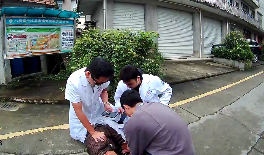 “别动！蹲下！” 身着白大褂的民警果断出击
