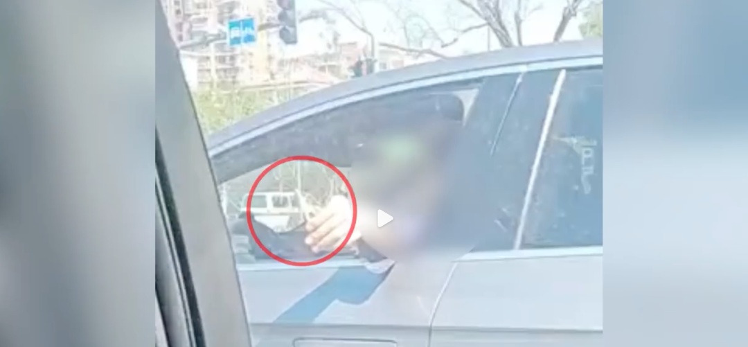 200元记3分!北京已有司机被罚,这个常见动作很危险,你可能正在做→ 200元记3分!北京已有司机被罚,这个常见动作很危险,你可能正在做→