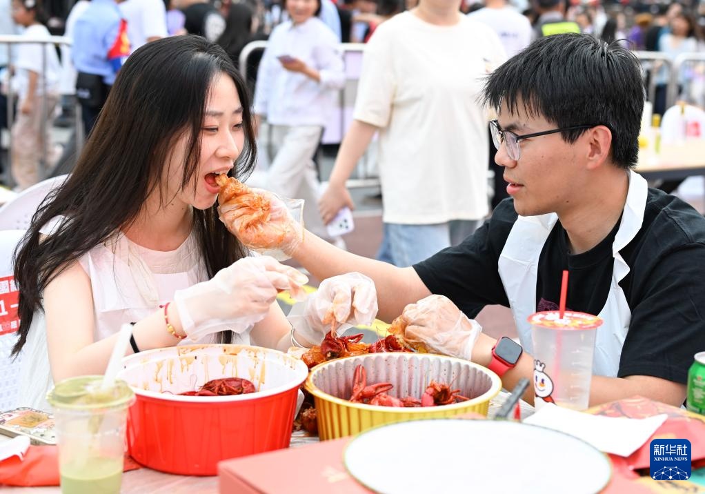 江苏盱眙:欢乐龙虾宴火爆开席 江苏盱眙:欢乐龙虾宴火爆开席