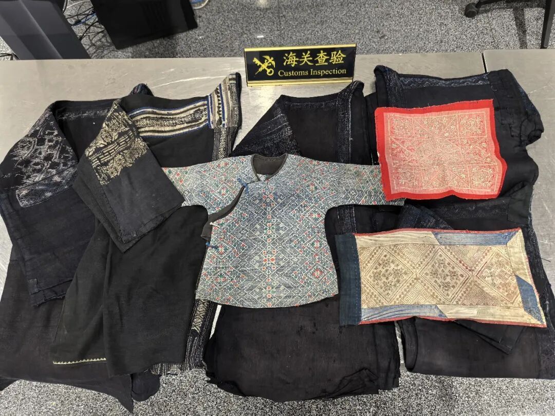 外籍旅客带苗族服饰绣片出境被拦，8件物品被认定为文物