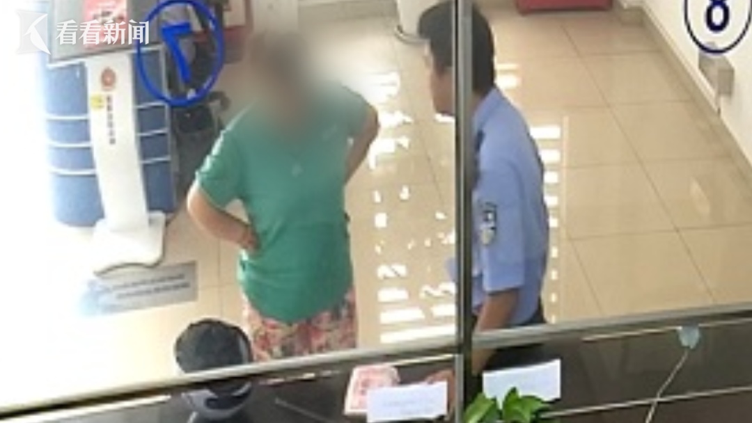 人就在屋里，钱还是被偷了……保洁趁业主背对刷手机，偷走现金8900元