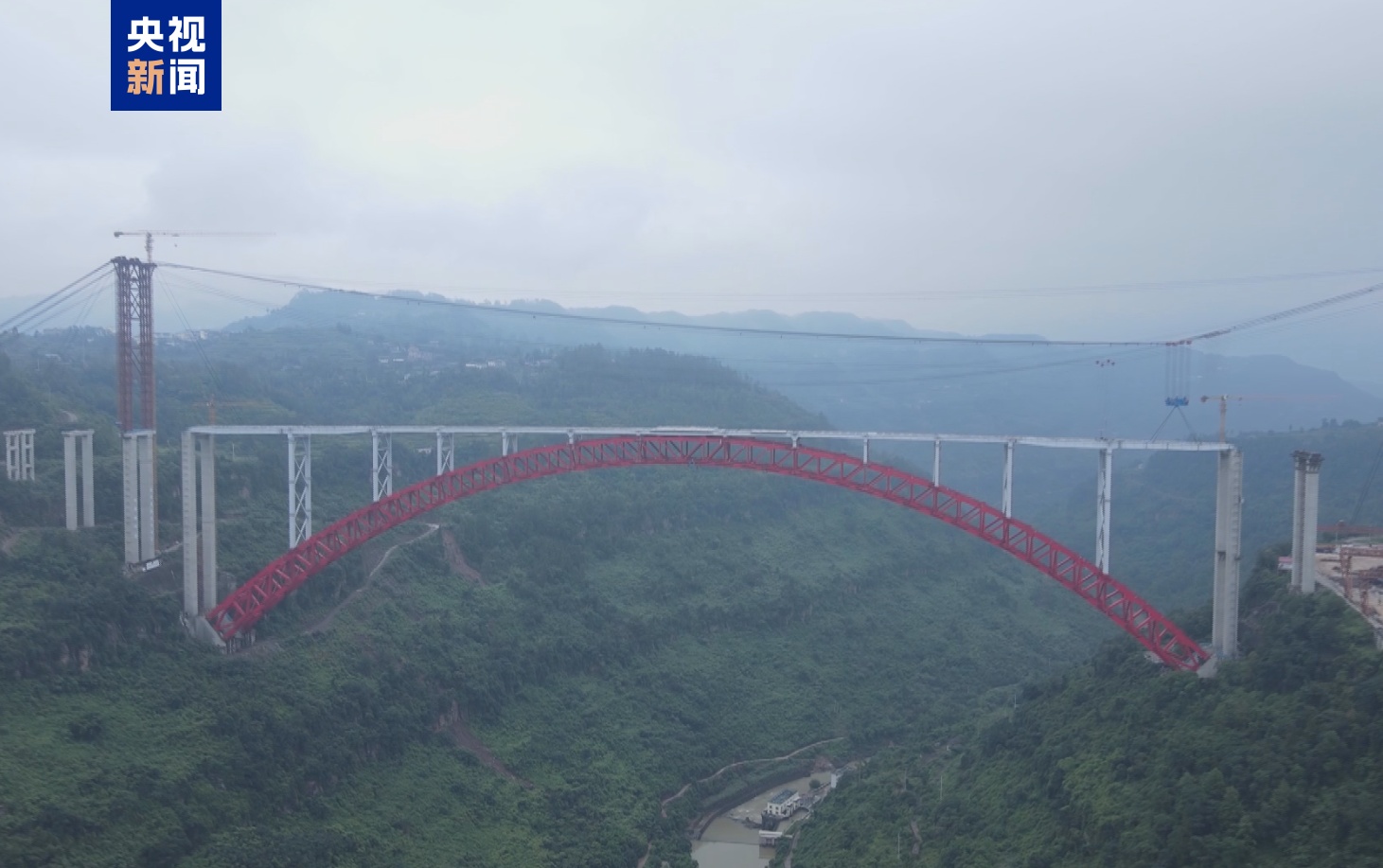 世界最大跨径钢拱桥 武两高速凤来大溪河特大桥钢混组合梁合龙 世界最大跨径钢拱桥 武两高速凤来大溪河特大桥钢混组合梁合龙