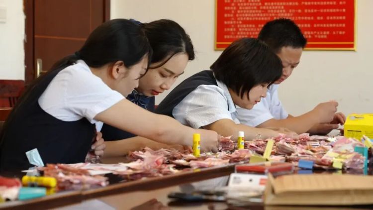 80岁老人撕碎近20万元养老积蓄,碎片超1万张!家人紧急求助银行,结局感人 80岁老人撕碎近20万元养老积蓄,碎片超1万张!家人紧急求助银行,结局感人