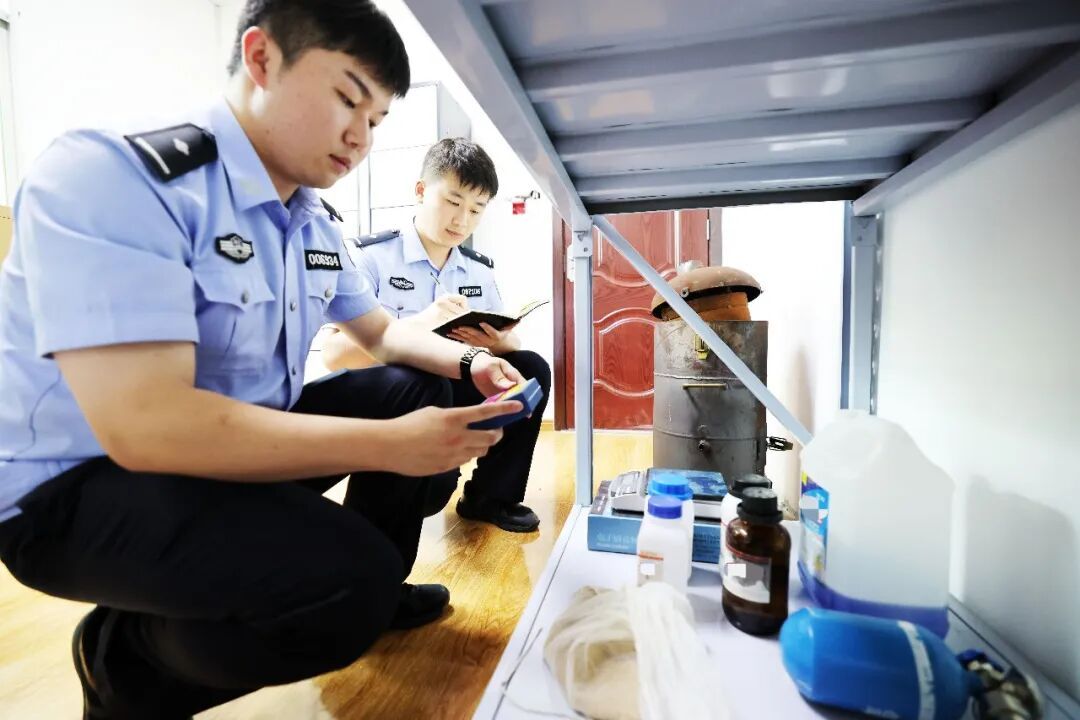 听信AI胡话“取水炼金”,网友:一个敢答一个敢做 听信AI胡话“取水炼金”,网友:一个敢答一个敢做