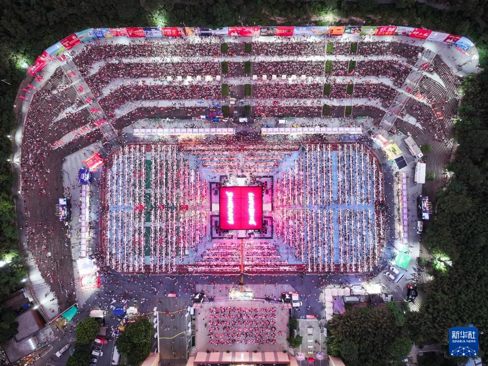 江苏盱眙:欢乐龙虾宴火爆开席 江苏盱眙:欢乐龙虾宴火爆开席