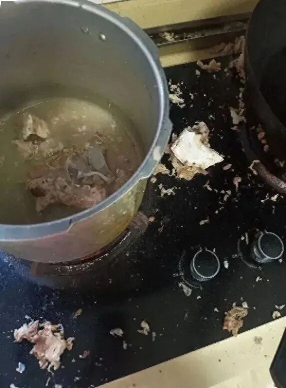 “高压锅炸了!”女子头部被锅盖击中,颅脑重伤被送进ICU “高压锅炸了!”女子头部被锅盖击中,颅脑重伤被送进ICU