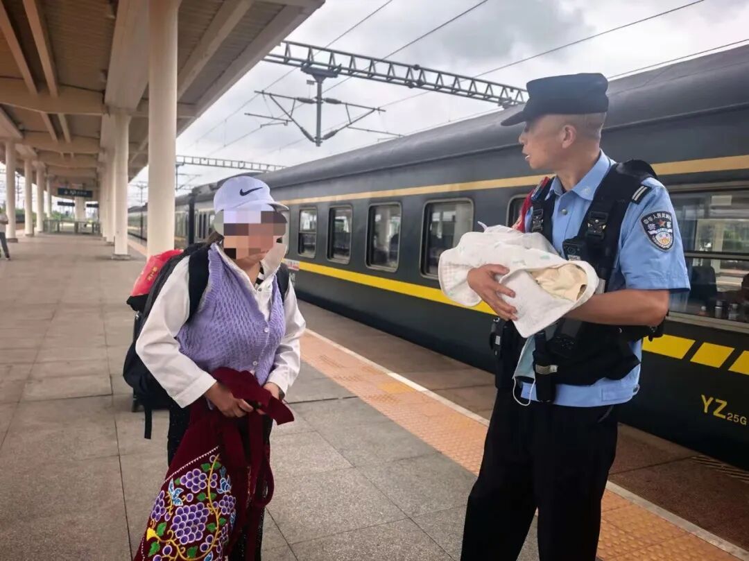 惊魂3小时!火车上的“拐骗”乌龙:奶奶抱走孙子,亲爹报警称“保姆”作案 惊魂3小时!火车上的“拐骗”乌龙:奶奶抱走孙子,亲爹报警称“保姆”作案
