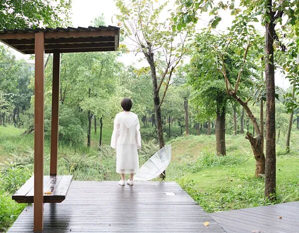 "建议爬山不要买白色雨衣"，热搜第一！网友：远看人影飘飘忽忽…