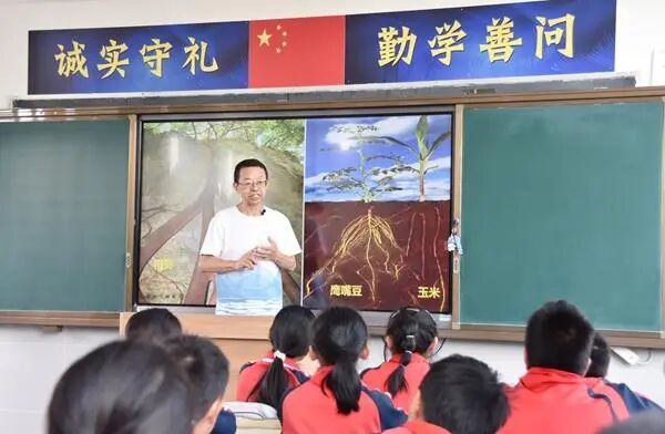 在大理上一堂“流动科学课” 在大理上一堂“流动科学课”