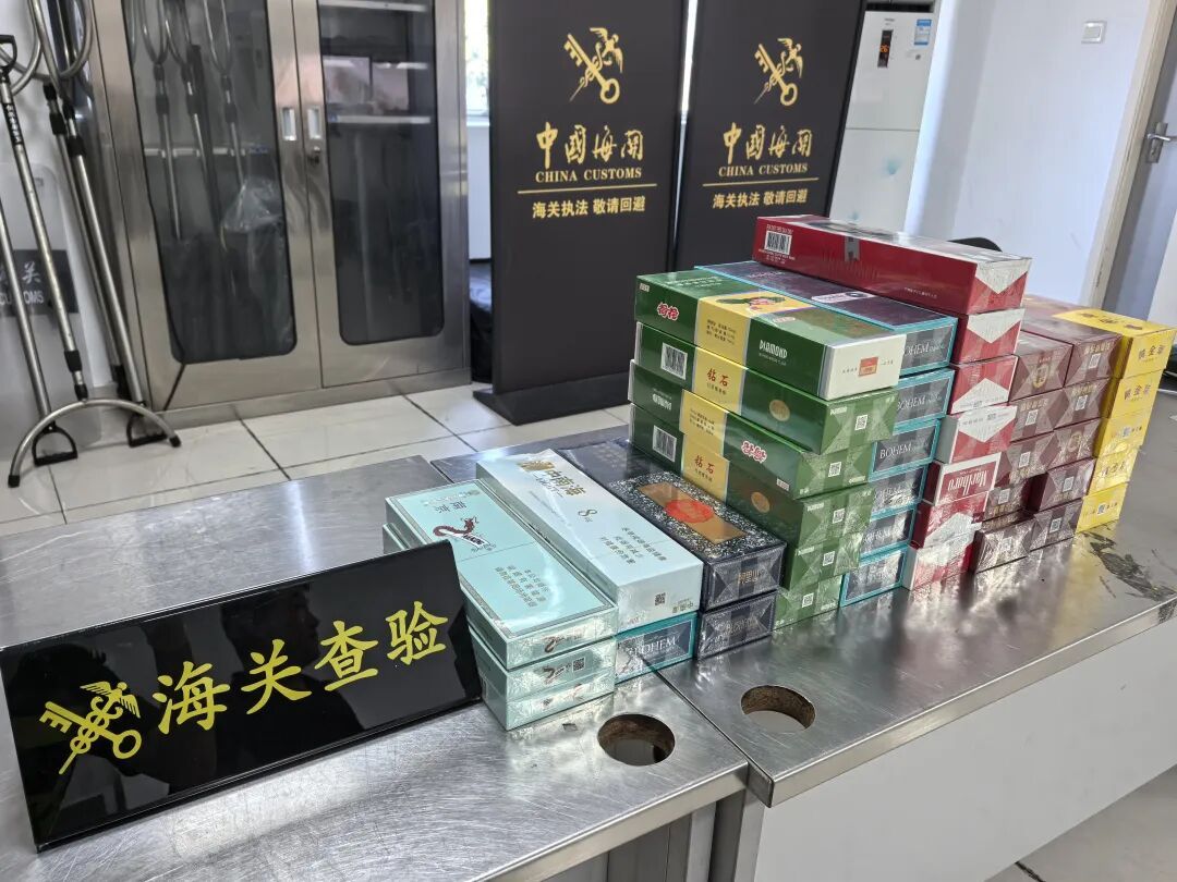 跨境客车从深圳湾口岸出境,海关在其前后车门内饰板内查获夹藏的香烟 跨境客车从深圳湾口岸出境,海关在其前后车门内饰板内查获夹藏的香烟
