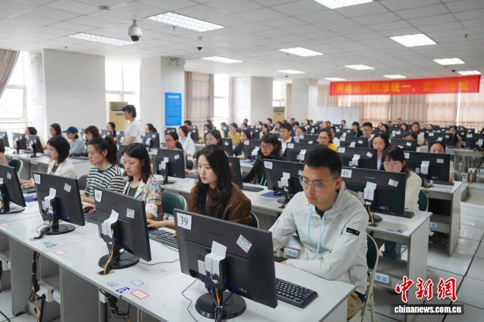 近126万份高考试卷怎样打分?记者探访重庆高考评卷场 近126万份高考试卷怎样打分?记者探访重庆高考评卷场