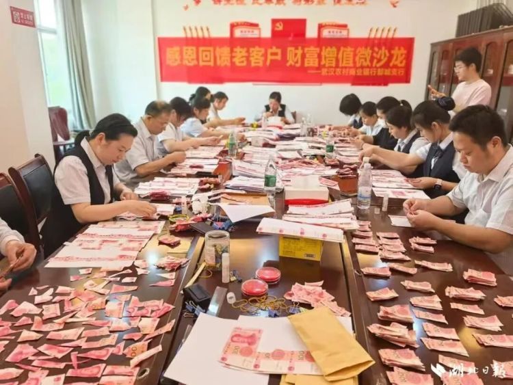 80岁老人撕碎近20万元养老积蓄,碎片超1万张!家人紧急求助银行,结局感人 80岁老人撕碎近20万元养老积蓄,碎片超1万张!家人紧急求助银行,结局感人