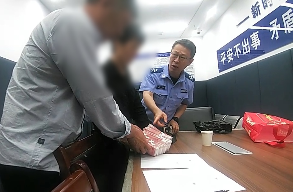 丈夫：“这钱借给侄子结婚用......”妻子：“我不知道啊”