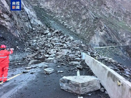 受夜间降雨影响出现山体塌方 独库公路部分路段实行双向交通管制