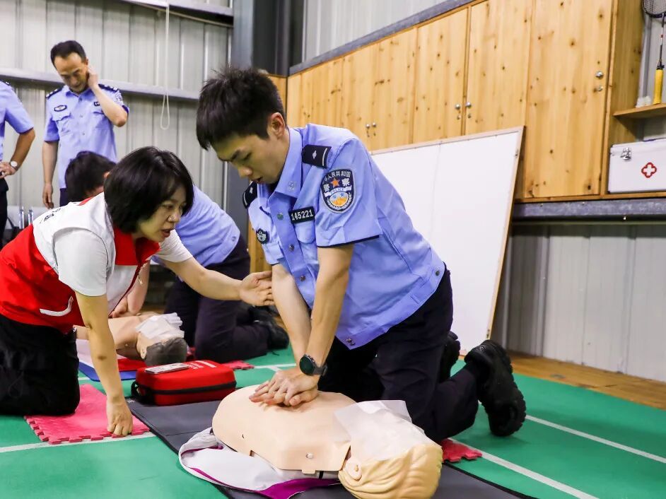 事发厦门北站！旅客突然倒地心脏骤停！15分钟生死营救