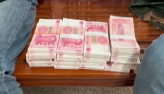 “别动！蹲下！” 身着白大褂的民警果断出击