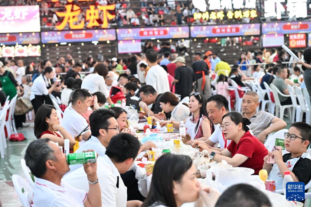 江苏盱眙:欢乐龙虾宴火爆开席 江苏盱眙:欢乐龙虾宴火爆开席