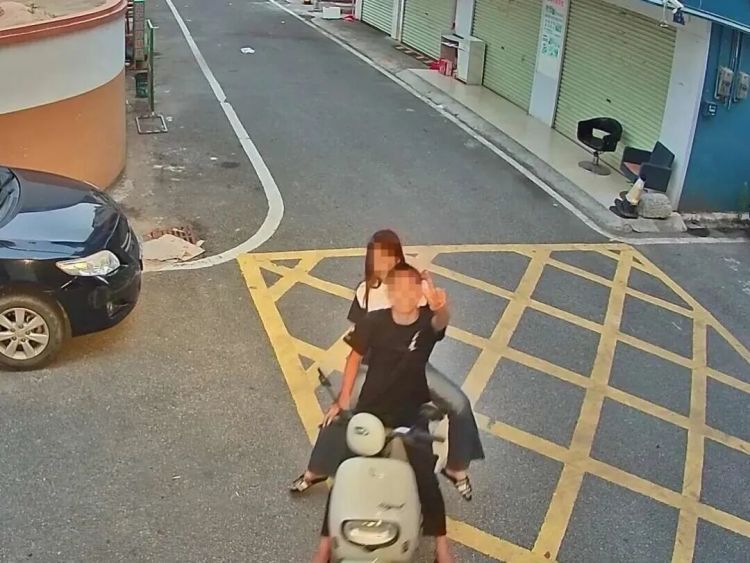 广西灵山一小偷盗窃后，对着公共摄像头“比耶”挑衅，警方：那就比一比！