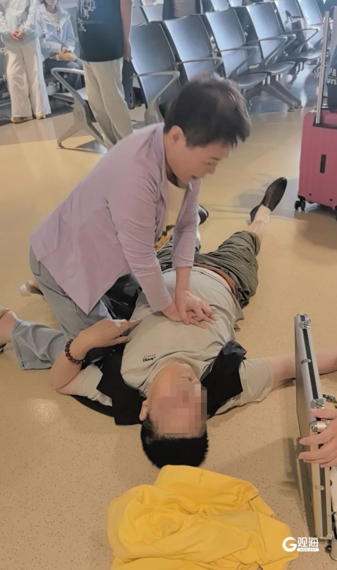 生死竞速！哈尔滨机场一旅客突然倒地，青岛这位护士跪地急救抢回一条命……