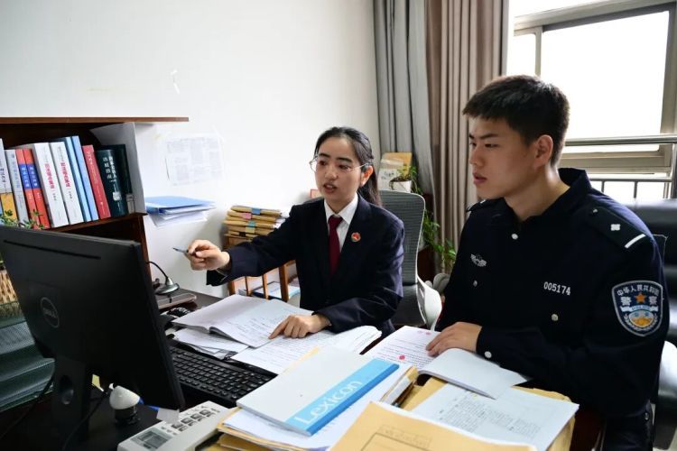 群聊成“押宝”赌场,涉案赌资3900余万,办案细节披露→ 群聊成“押宝”赌场,涉案赌资3900余万,办案细节披露→