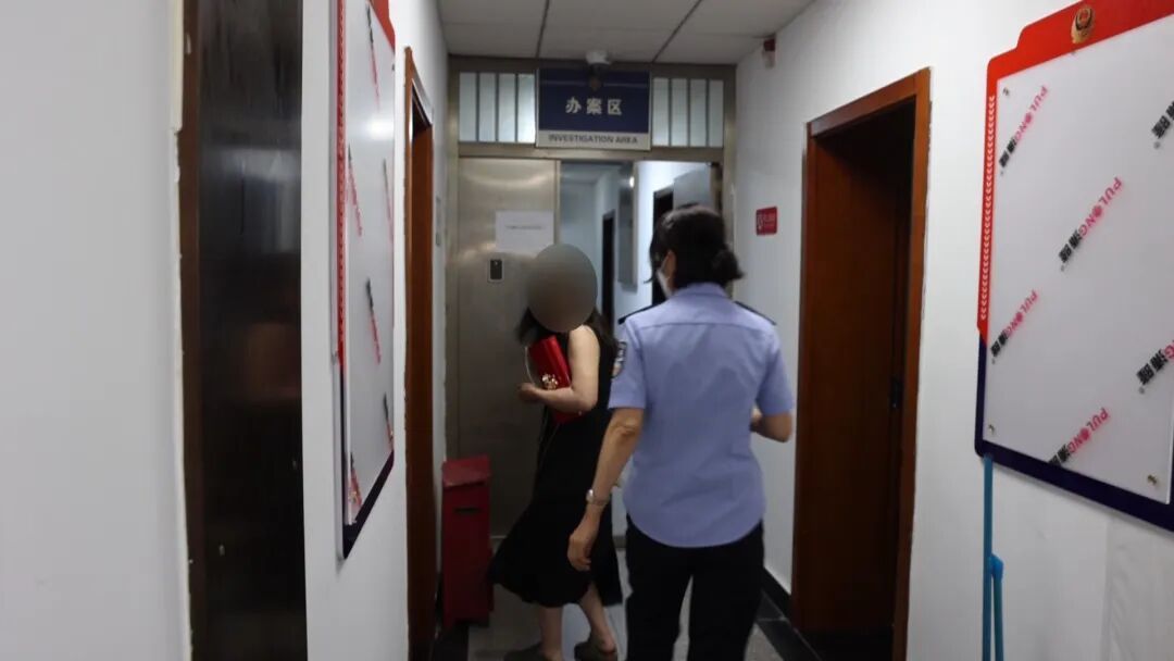 女子醉驾保时捷连撞两车逃逸,让弟弟顶包被发现后竟称“可有地儿吃饭了”! 女子醉驾保时捷连撞两车逃逸,让弟弟顶包被发现后竟称“可有地儿吃饭了”!