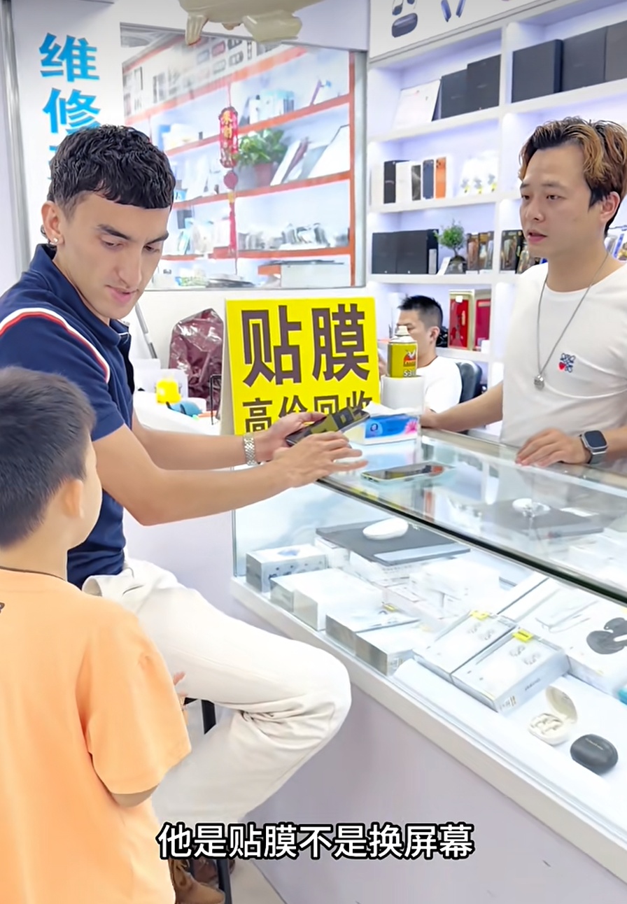 深圳6岁萌娃化身翻译官,在华强北档口全英文对接客户走红 深圳6岁萌娃化身翻译官,在华强北档口全英文对接客户走红