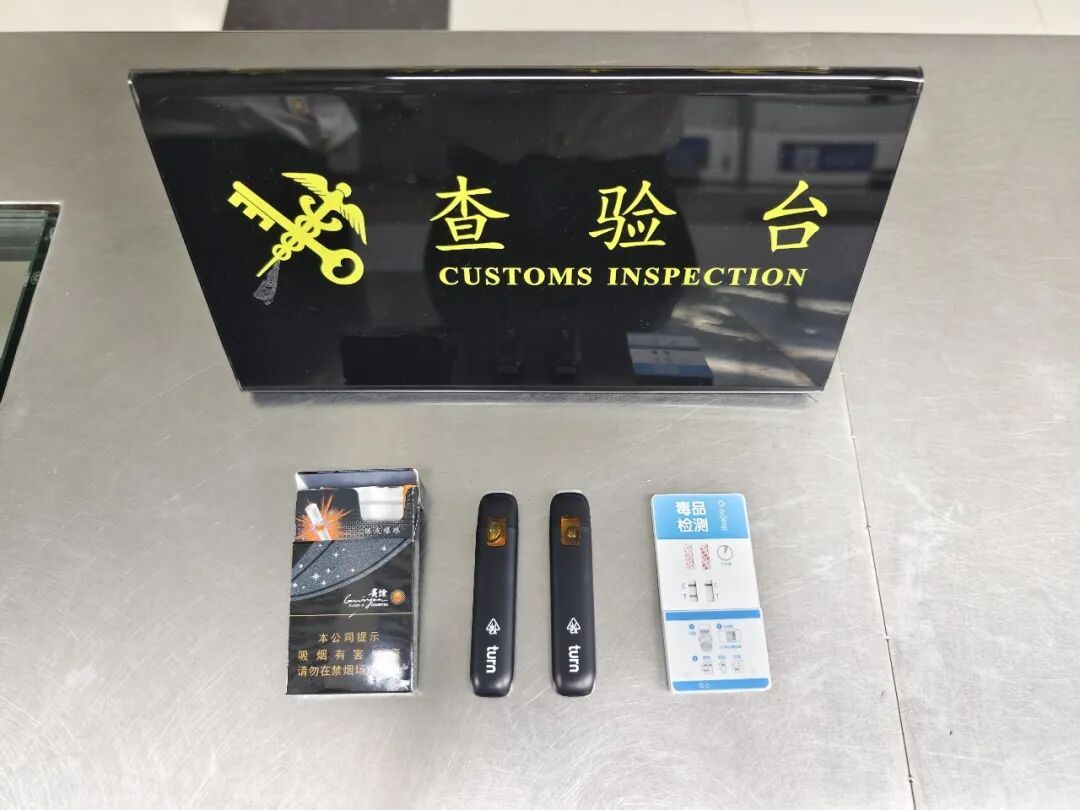 男子在通过海关时用帽子遮挡面部 当场被查获2支带有大麻叶标识的疑似大麻电子烟 男子在通过海关时用帽子遮挡面部 当场被查获2支带有大麻叶标识的疑似大麻电子烟