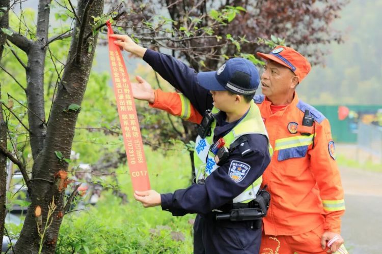 登山迷路说不清位置？山林里的这条红飘带帮大忙