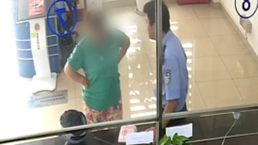 “家里的钱突然就不见了!”户主背对着刷手机,保洁阿姨反复开抽屉盗窃 “家里的钱突然就不见了!”户主背对着刷手机,保洁阿姨反复开抽屉盗窃