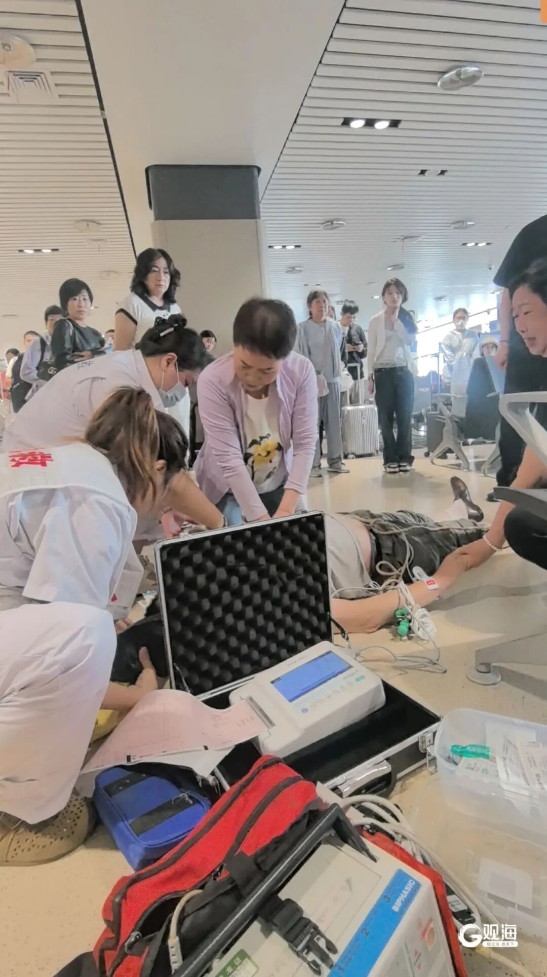 生死竞速！哈尔滨机场一旅客突然倒地，青岛这位护士跪地急救抢回一条命……