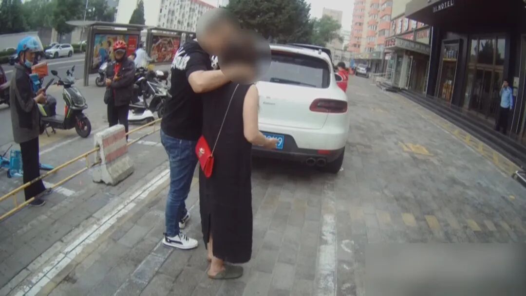女子醉驾保时捷连撞两车逃逸 北京交警:姐姐刑拘,弟弟被立案调查 女子醉驾保时捷连撞两车逃逸 北京交警:姐姐刑拘,弟弟被立案调查