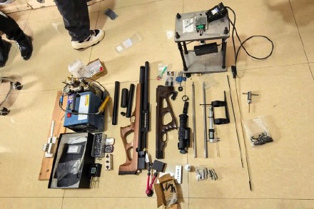 男子网购配件自制气枪林间练枪被罚,组装的气枪和配件被收缴 男子网购配件自制气枪林间练枪被罚,组装的气枪和配件被收缴