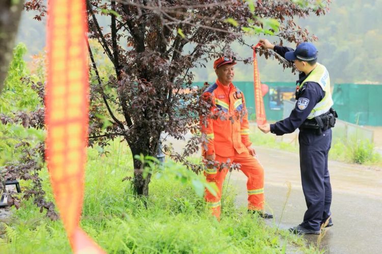 登山迷路说不清位置？山林里的这条红飘带帮大忙