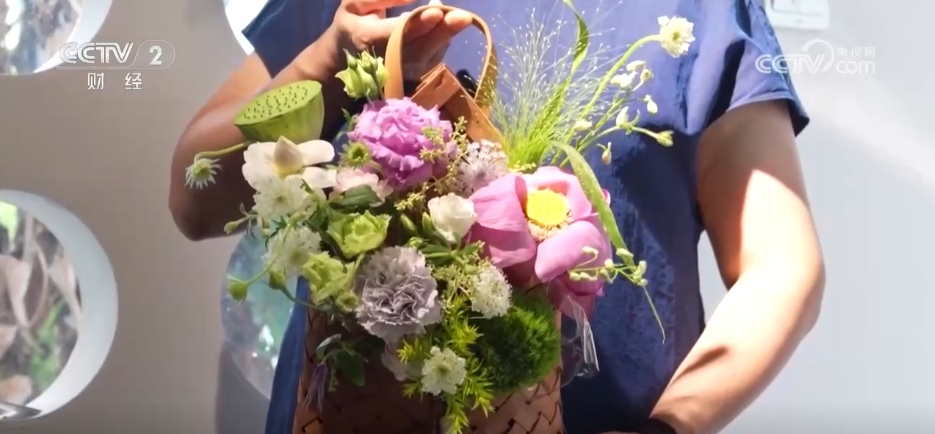 “一朵夏日荷花”撬动城市热度 以荷为媒激活文旅消费新动能 “一朵夏日荷花”撬动城市热度 以荷为媒激活文旅消费新动能