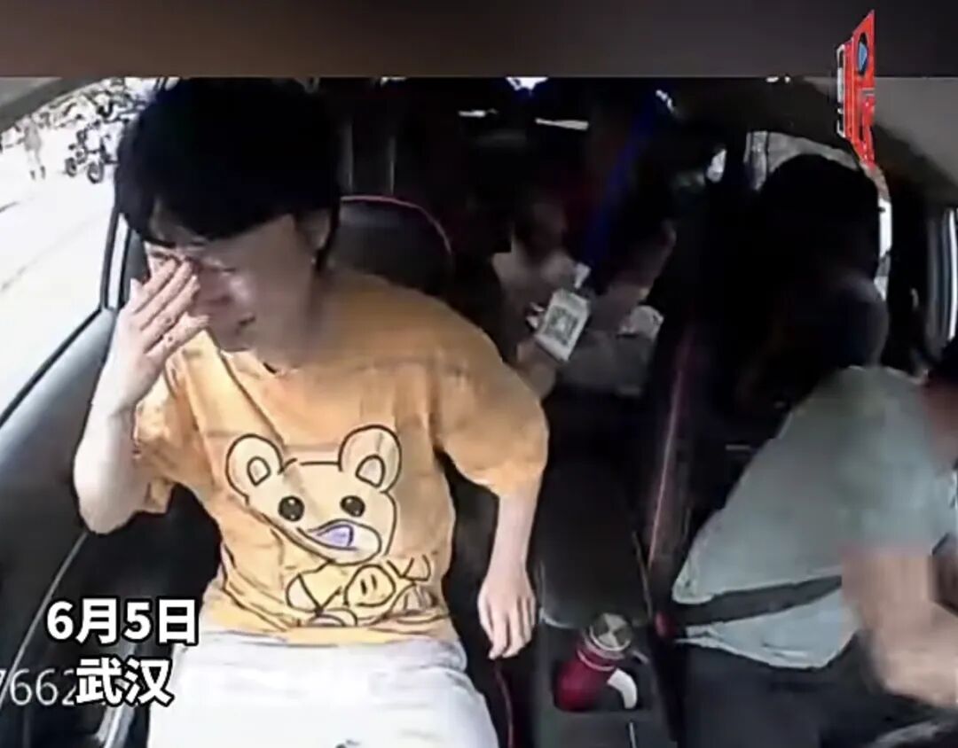 “走啊”,武汉的哥吼的这一嗓子让人泪目…… “走啊”,武汉的哥吼的这一嗓子让人泪目……
