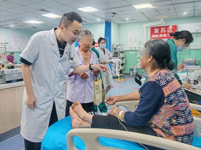 大妈在菜地被毒蛇咬伤，用泥块当场将蛇打死，回家简单包扎后，带着蛇前往医院就诊