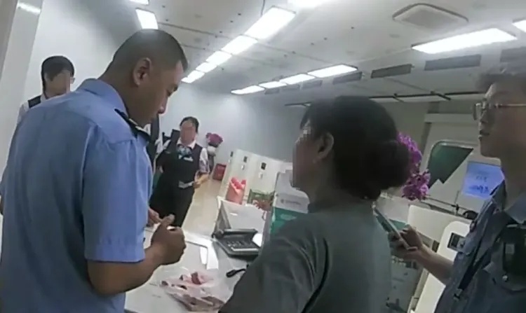 女子带34000元现金打车,司机行驶途中谎报行程,幸好警方这一步做得快 女子带34000元现金打车,司机行驶途中谎报行程,幸好警方这一步做得快