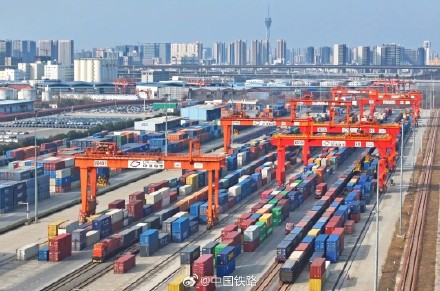 1至5月份国家铁路发送货物16.7亿吨 同比增长1.8% 1至5月份国家铁路发送货物16.7亿吨 同比增长1.8%