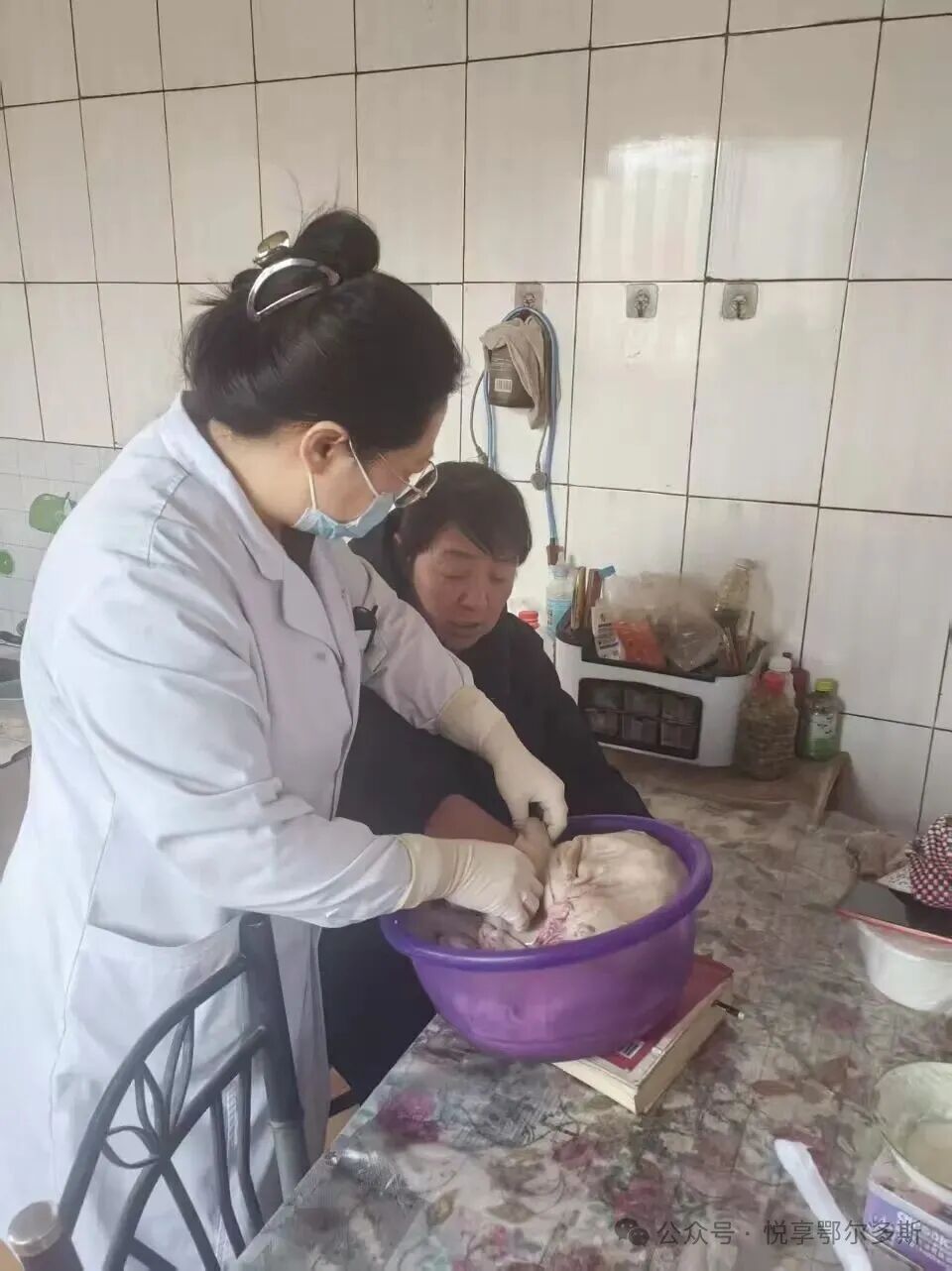 内蒙古一村民被毒蛇咬伤 ! 周边无适配抗蛇毒血清 !当地卫生部门紧急施救→ 内蒙古一村民被毒蛇咬伤 ! 周边无适配抗蛇毒血清 !当地卫生部门紧急施救→