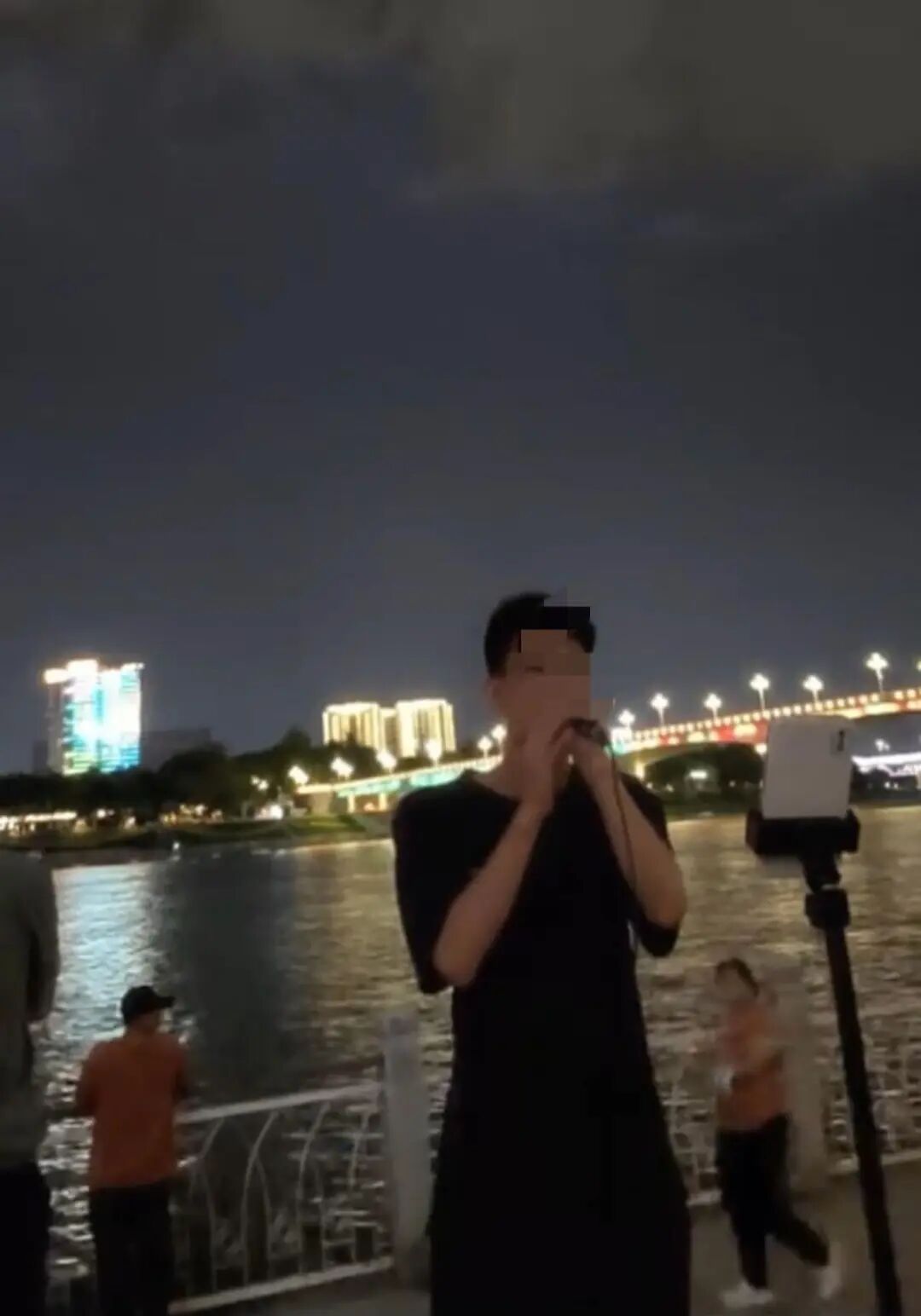 “太难听了像鬼叫一样”,男主播江边唱歌严重跑调有人报警求助,市民:纯属精神折磨 “太难听了像鬼叫一样”,男主播江边唱歌严重跑调有人报警求助,市民:纯属精神折磨
