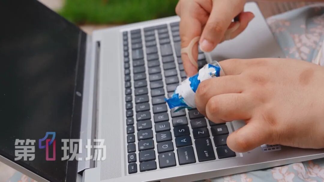 深大硕士患上罕见病,毕业作品爆火!“她带着强行把手指掰直的指套,用力书写着...” 深大硕士患上罕见病,毕业作品爆火!“她带着强行把手指掰直的指套,用力书写着...”