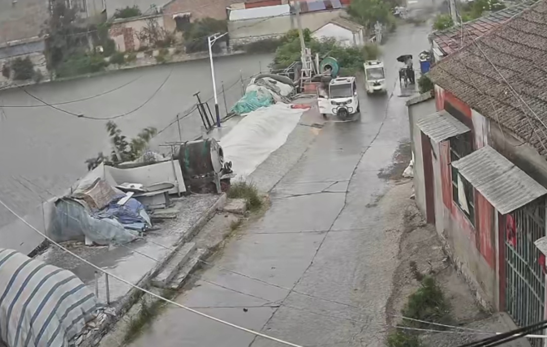 江苏徐州突降大雨,过路陌生大爷及时出手,给路面晒的小麦盖上雨布 江苏徐州突降大雨,过路陌生大爷及时出手,给路面晒的小麦盖上雨布