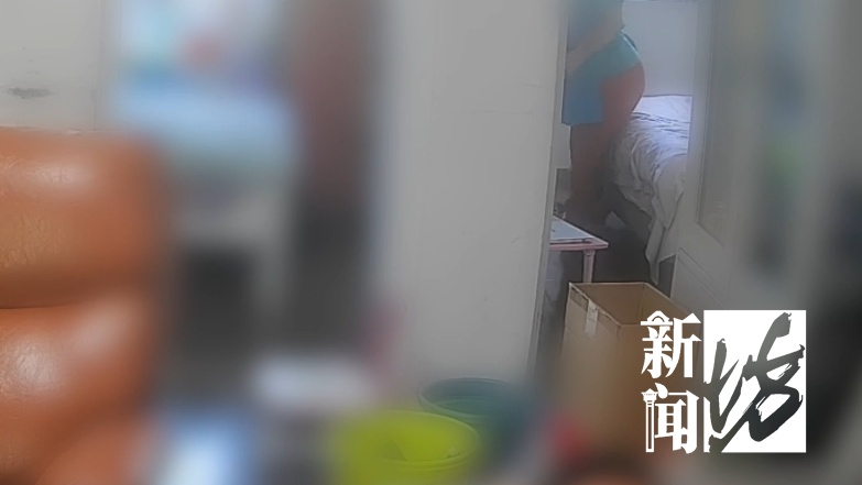 上海男子报警:家里现金不见了!监控显示:男主人身后抽屉被打开 上海男子报警:家里现金不见了!监控显示:男主人身后抽屉被打开