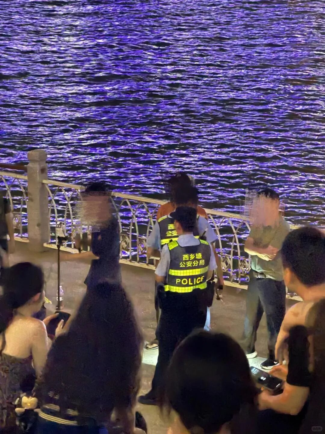 “太难听了像鬼叫一样”,男主播江边唱歌严重跑调有人报警求助,市民:纯属精神折磨 “太难听了像鬼叫一样”,男主播江边唱歌严重跑调有人报警求助,市民:纯属精神折磨