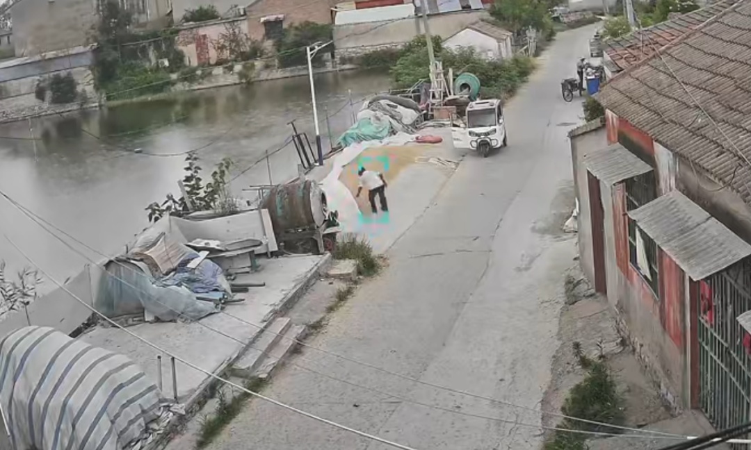 江苏徐州突降大雨,过路陌生大爷及时出手,给路面晒的小麦盖上雨布 江苏徐州突降大雨,过路陌生大爷及时出手,给路面晒的小麦盖上雨布