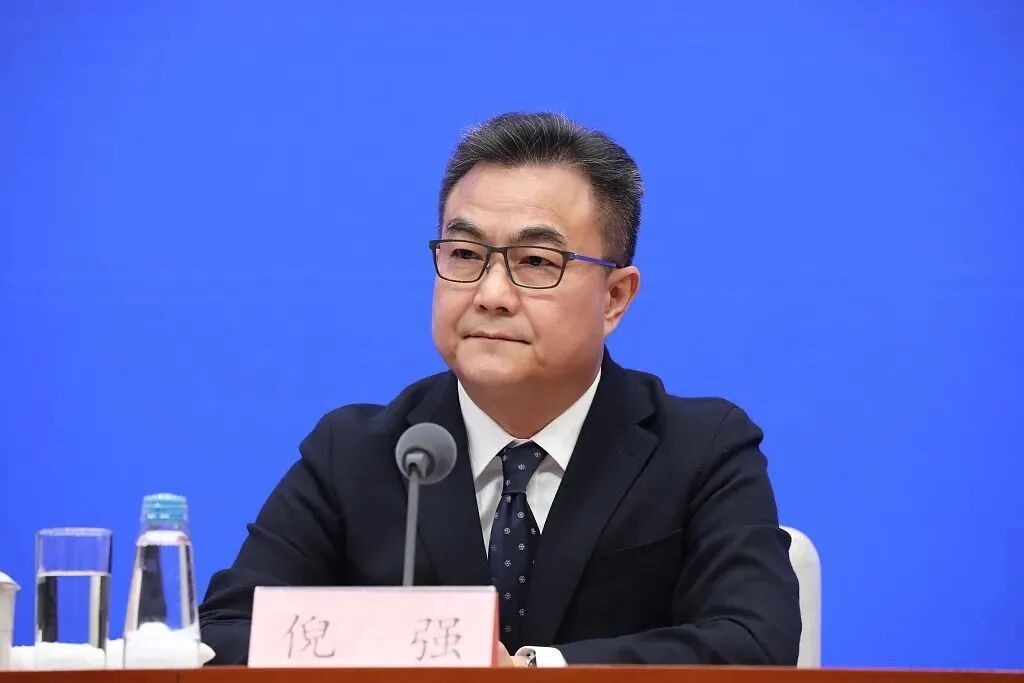 海南省委原秘书长倪强被公诉,曾被批特权思想严重、纵容配偶不实际工作而获取薪酬 海南省委原秘书长倪强被公诉,曾被批特权思想严重、纵容配偶不实际工作而获取薪酬