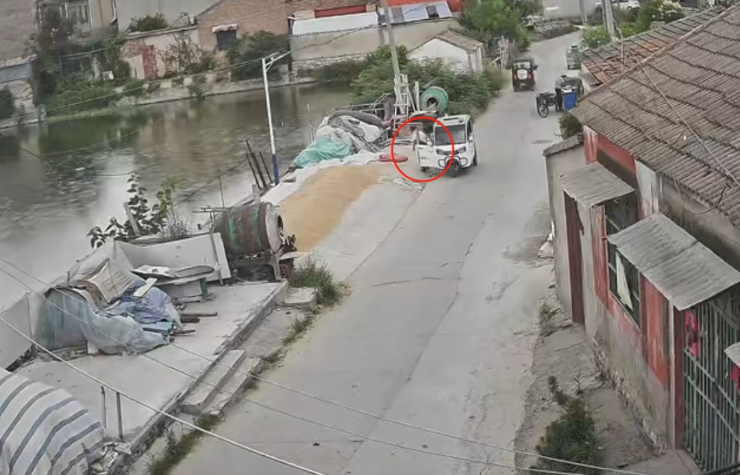 江苏徐州突降大雨,过路陌生大爷及时出手,给路面晒的小麦盖上雨布 江苏徐州突降大雨,过路陌生大爷及时出手,给路面晒的小麦盖上雨布