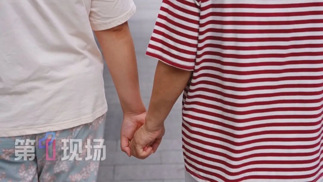 深大硕士患上罕见病,毕业作品爆火!“她带着强行把手指掰直的指套,用力书写着...” 深大硕士患上罕见病,毕业作品爆火!“她带着强行把手指掰直的指套,用力书写着...”